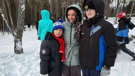 й