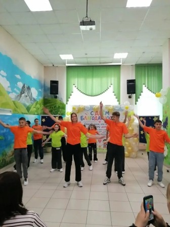 й