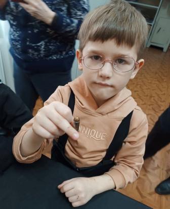й