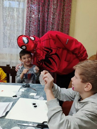 н
