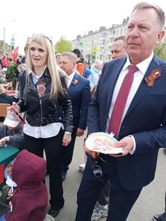 й